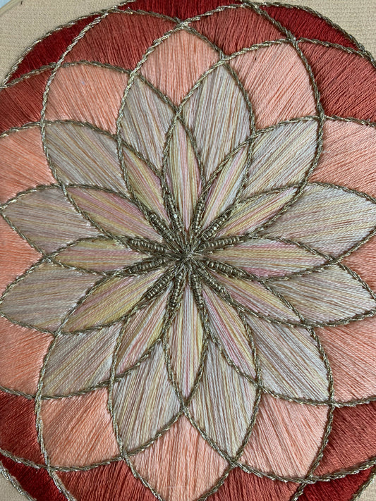 Tambour brodé rosace