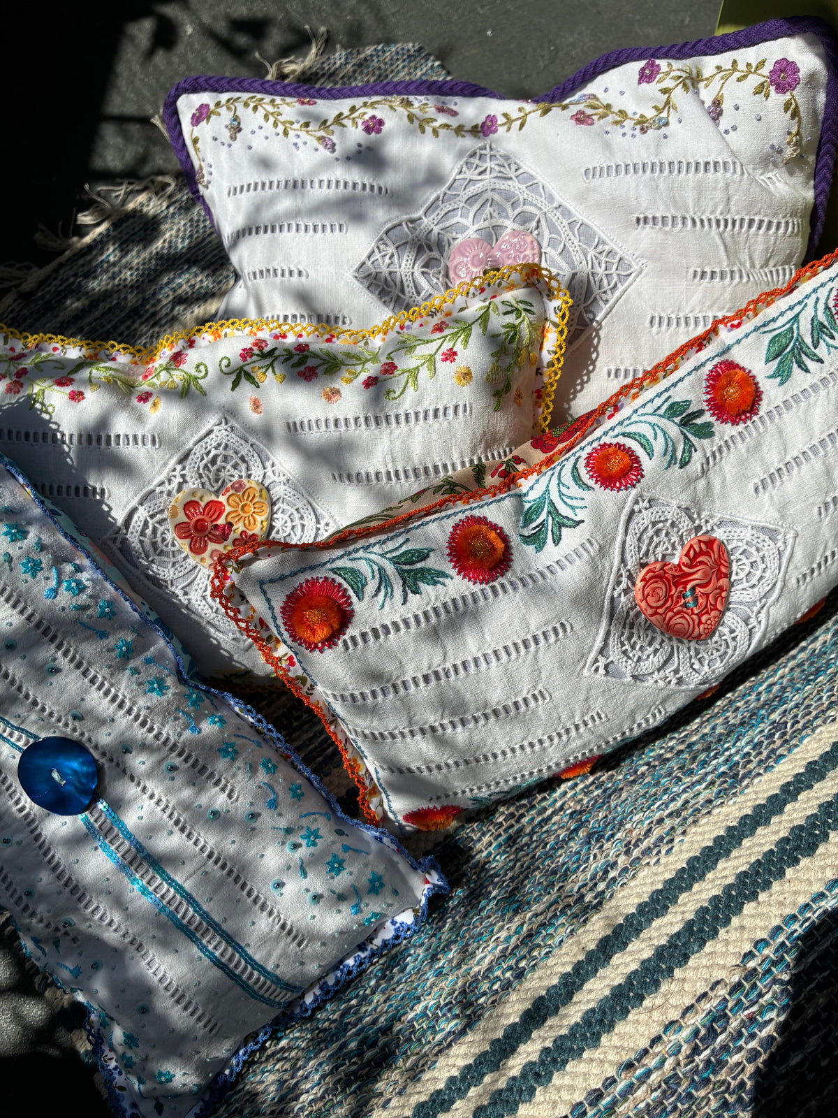 Grands coussins de lavande brodés