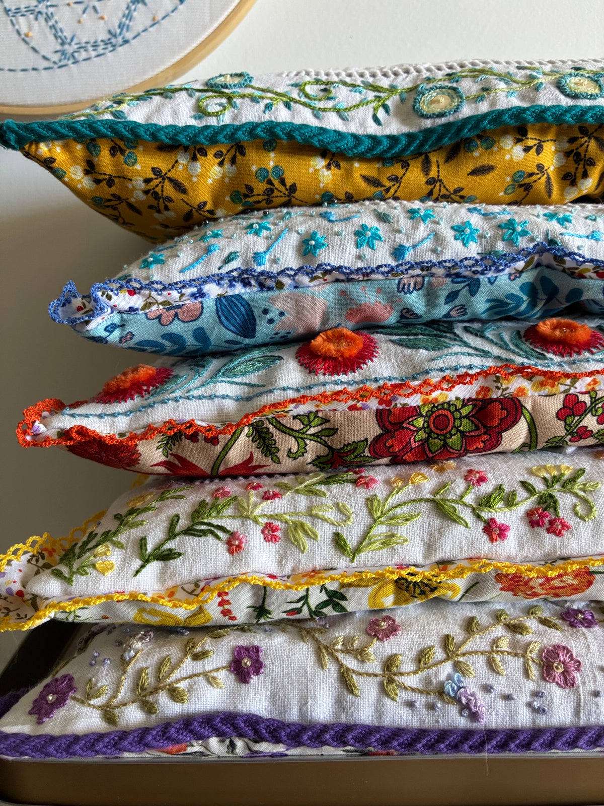 Grands coussins de lavande brodés