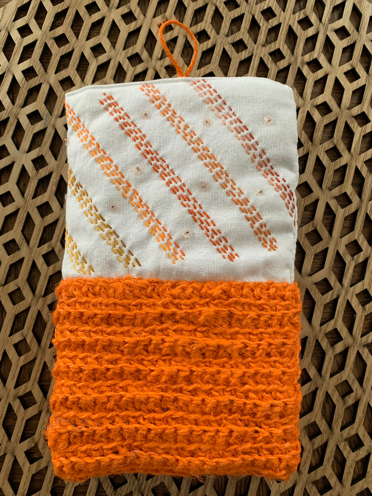 Pochettes matelassées brodées main, jute crochetée