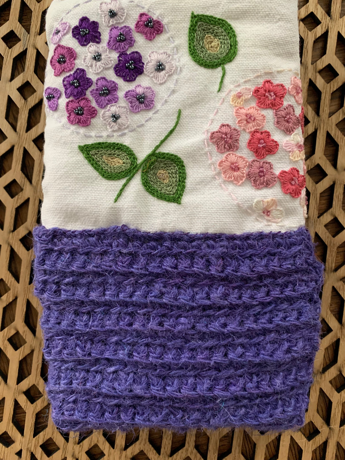 Pochettes matelassées brodées main, jute crochetée