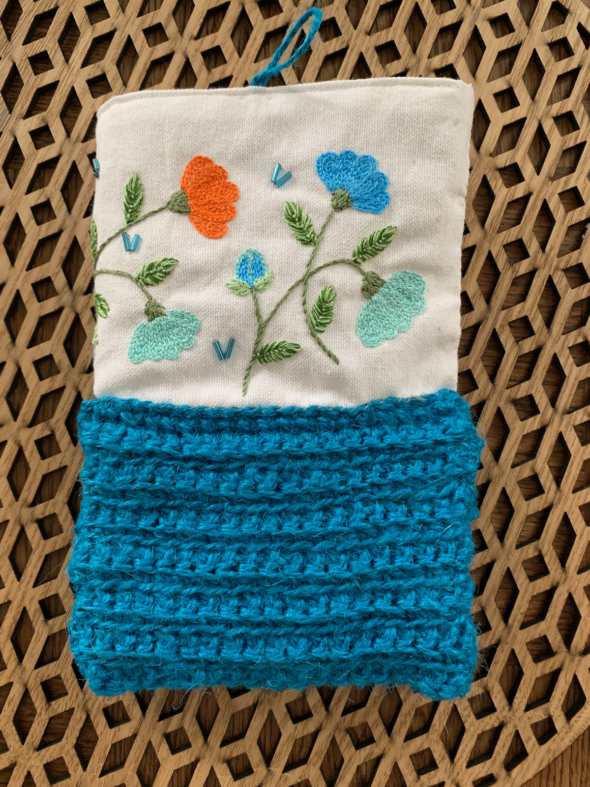 Pochettes matelassées brodées main, jute crochetée