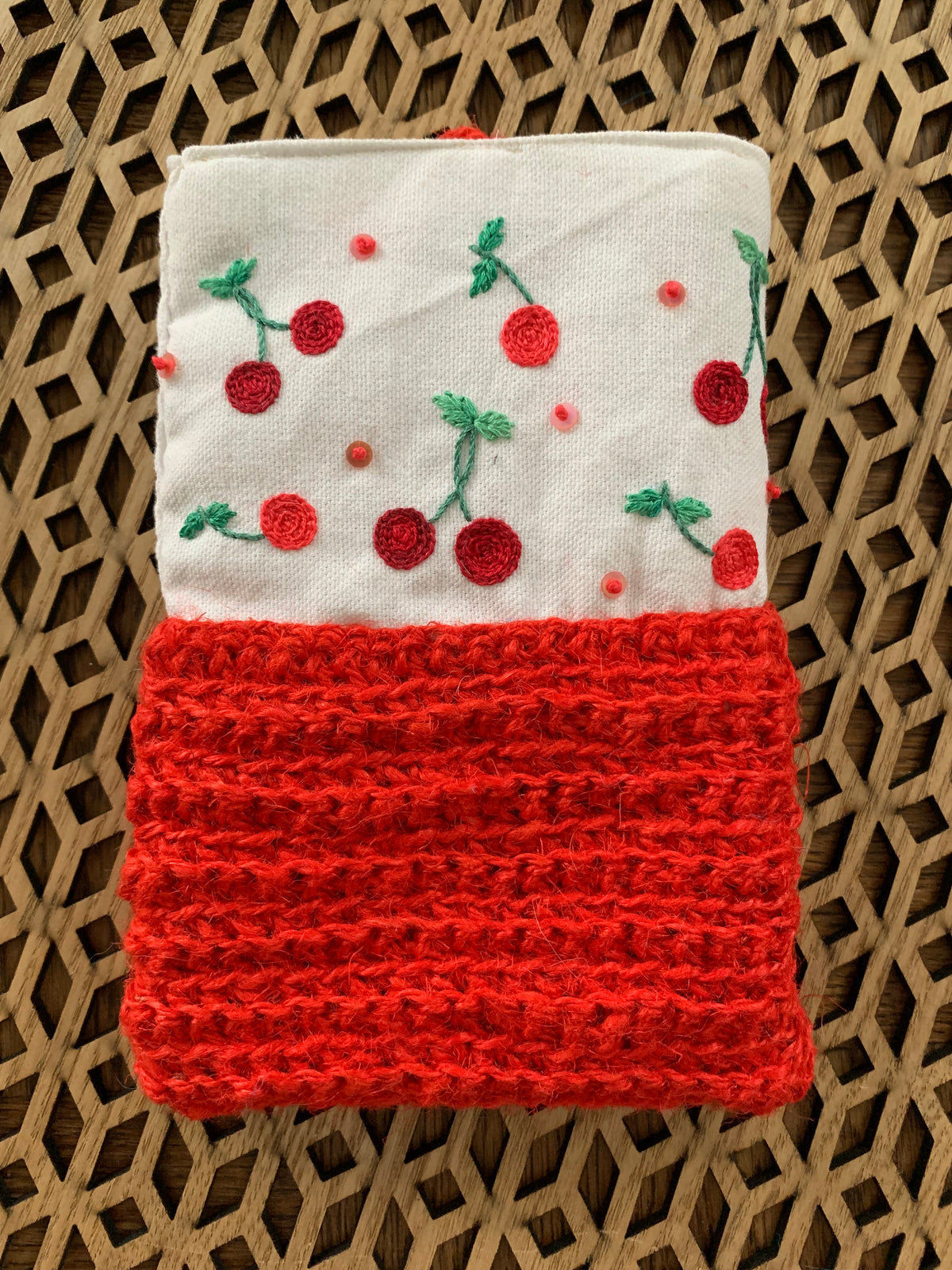 Pochettes matelassées brodées main, jute crochetée