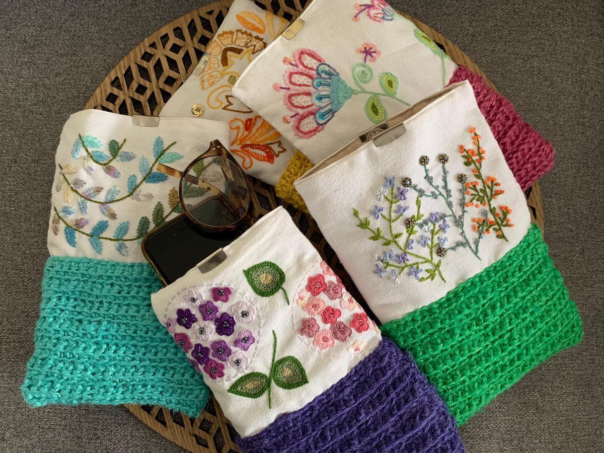 Pochettes matelassées brodées main, jute crochetée