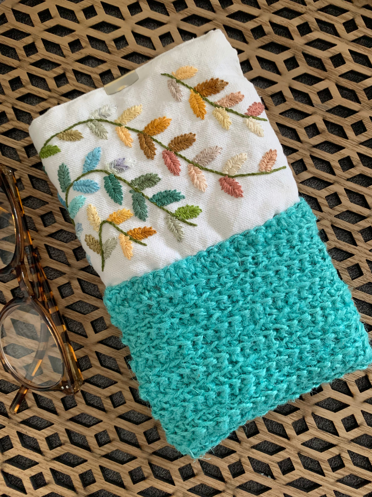 Pochettes matelassées brodées main, jute crochetée