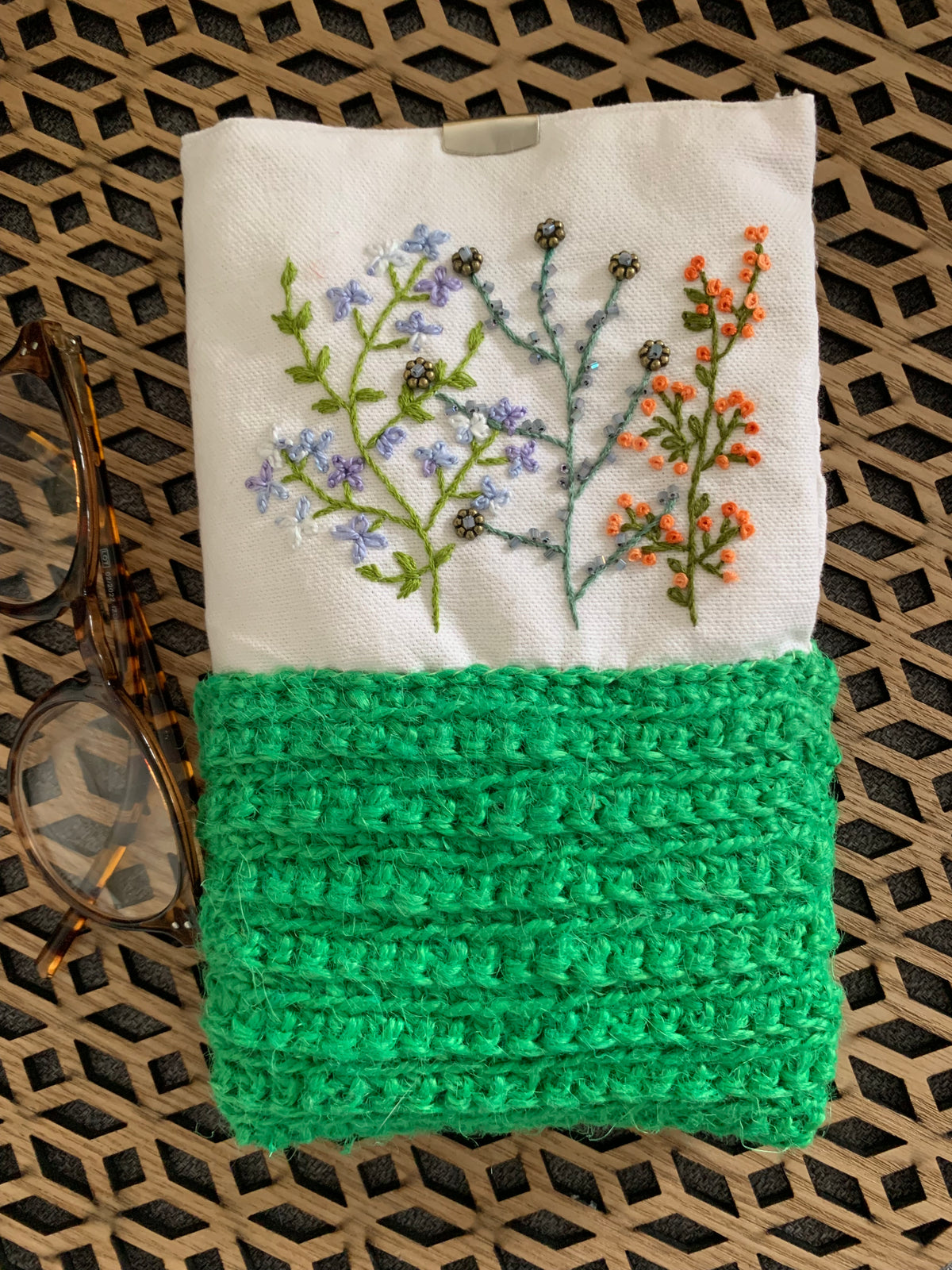 Pochettes matelassées brodées main, jute crochetée