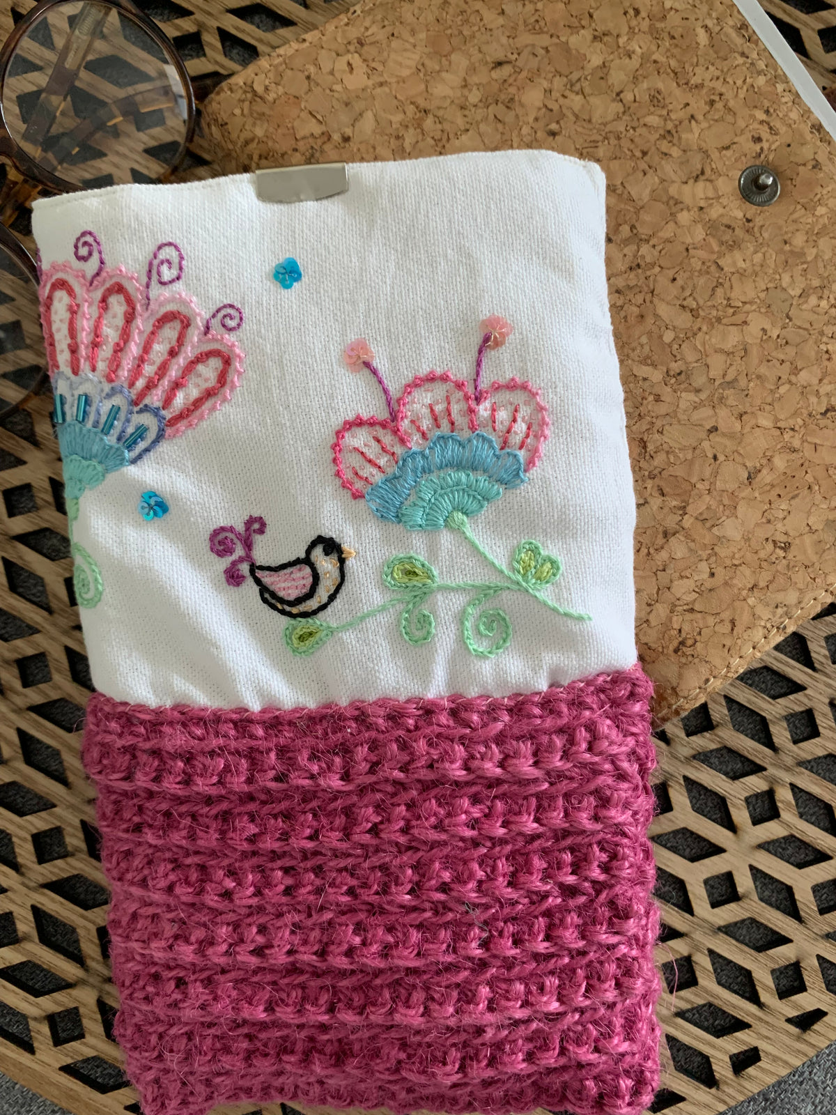 Pochettes matelassées brodées main, jute crochetée