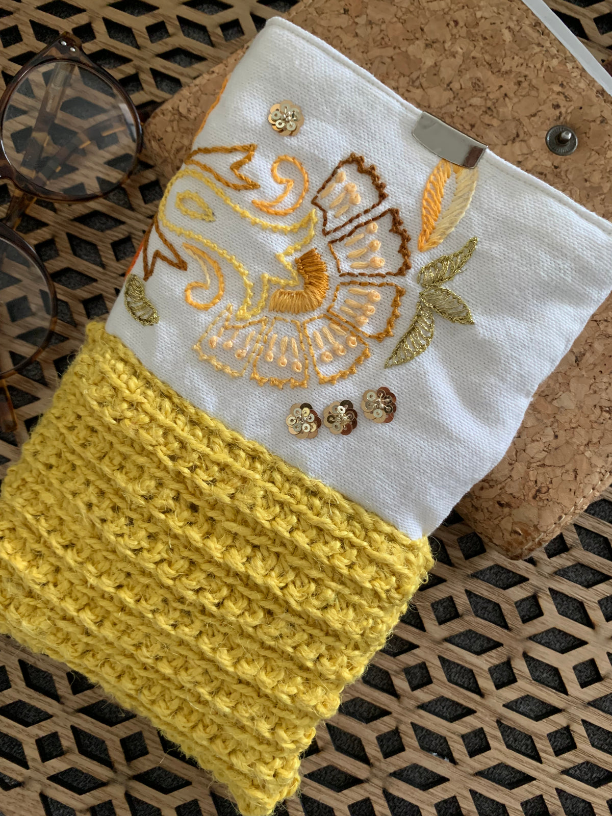 Pochettes matelassées brodées main, jute crochetée