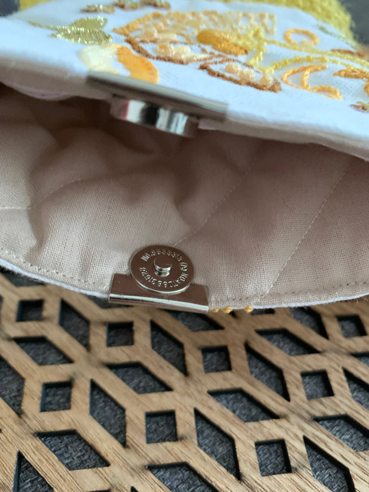 Pochettes matelassées brodées main, jute crochetée