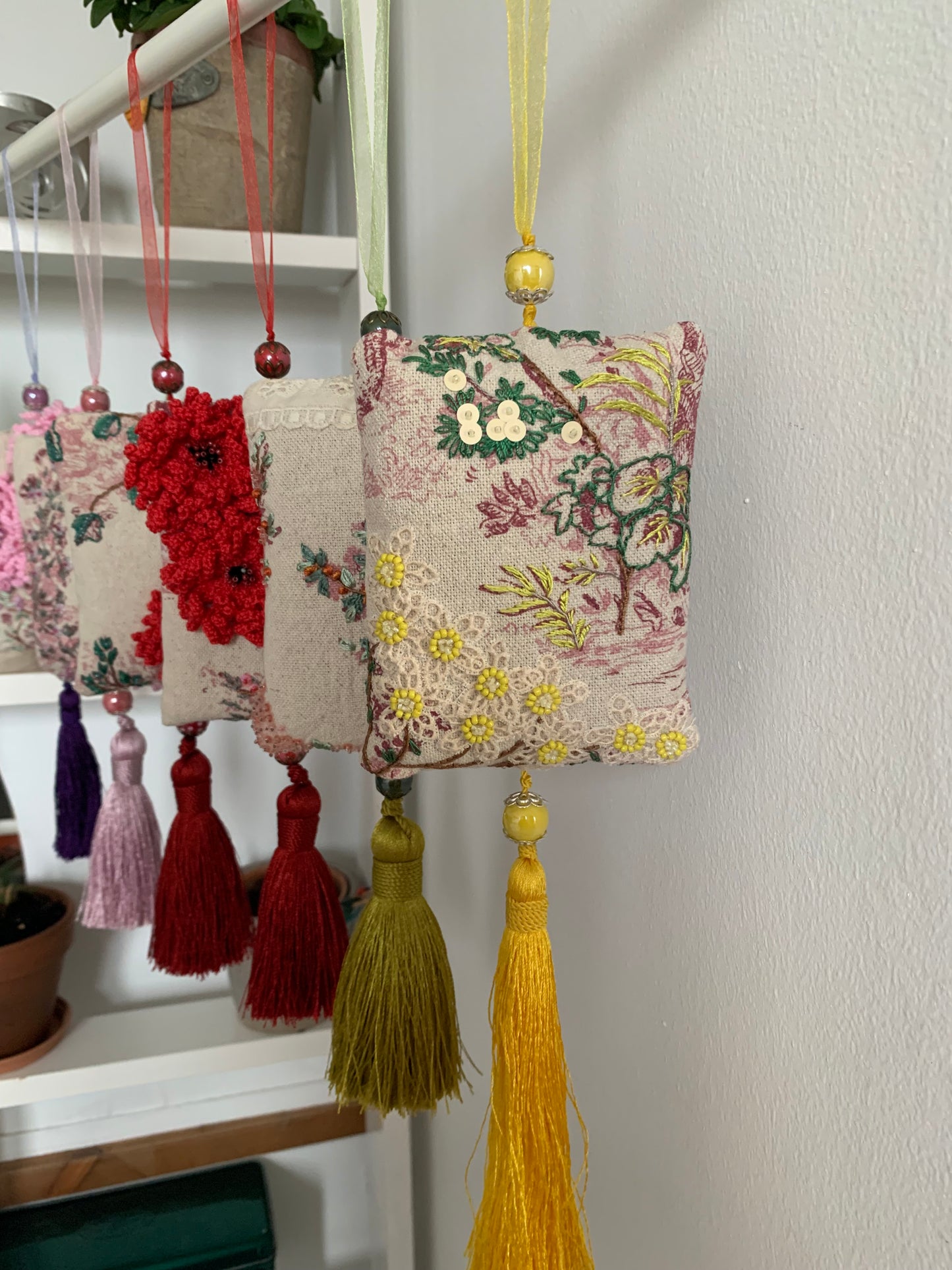 Pochon de lavande jaune fleurs dentelle