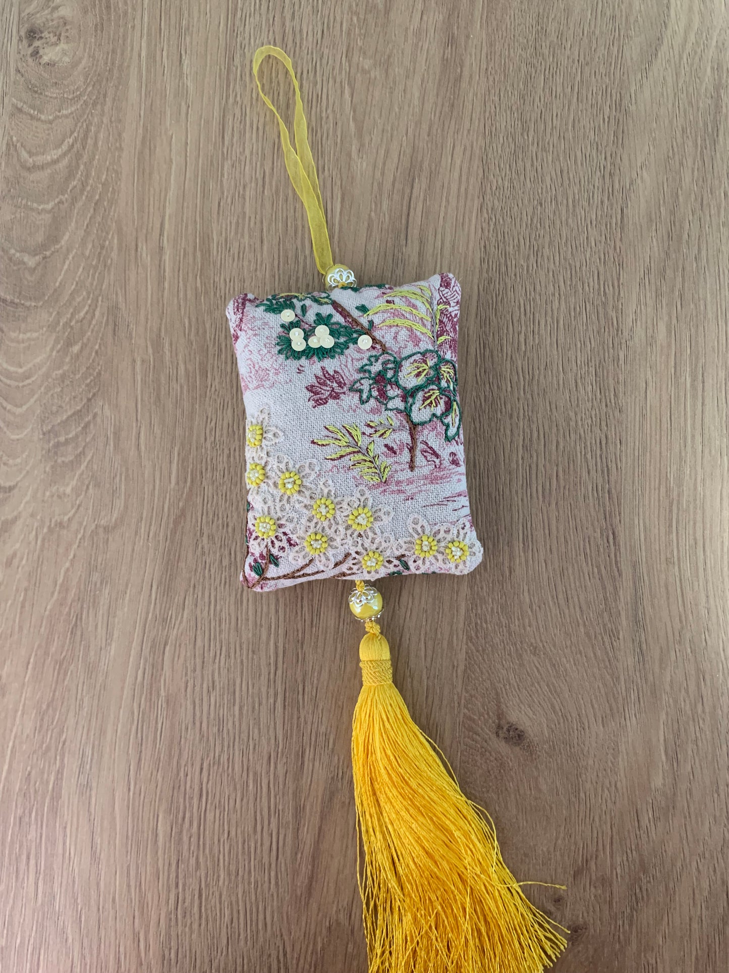 Pochon de lavande jaune fleurs dentelle