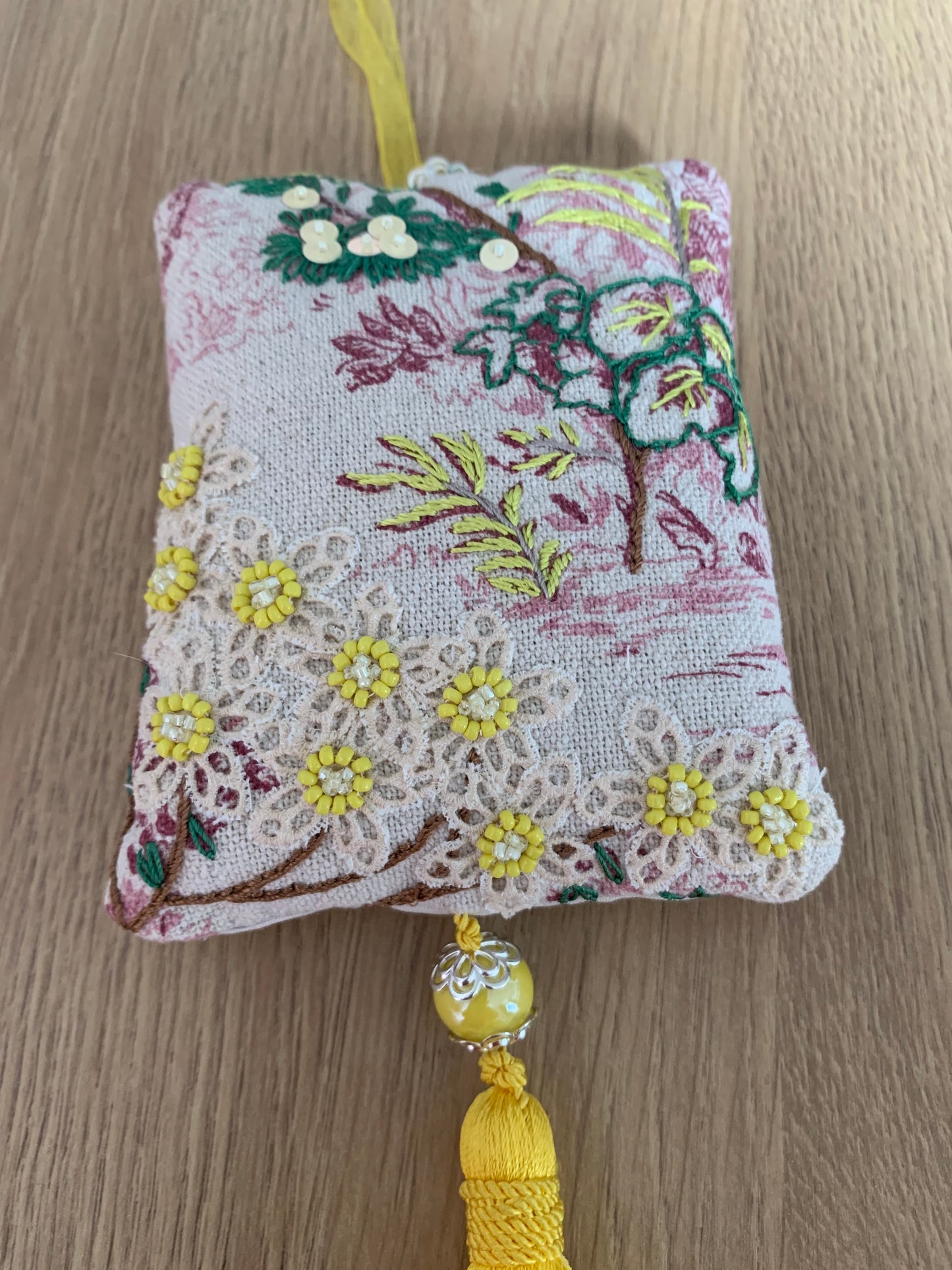 Pochon de lavande jaune fleurs dentelle