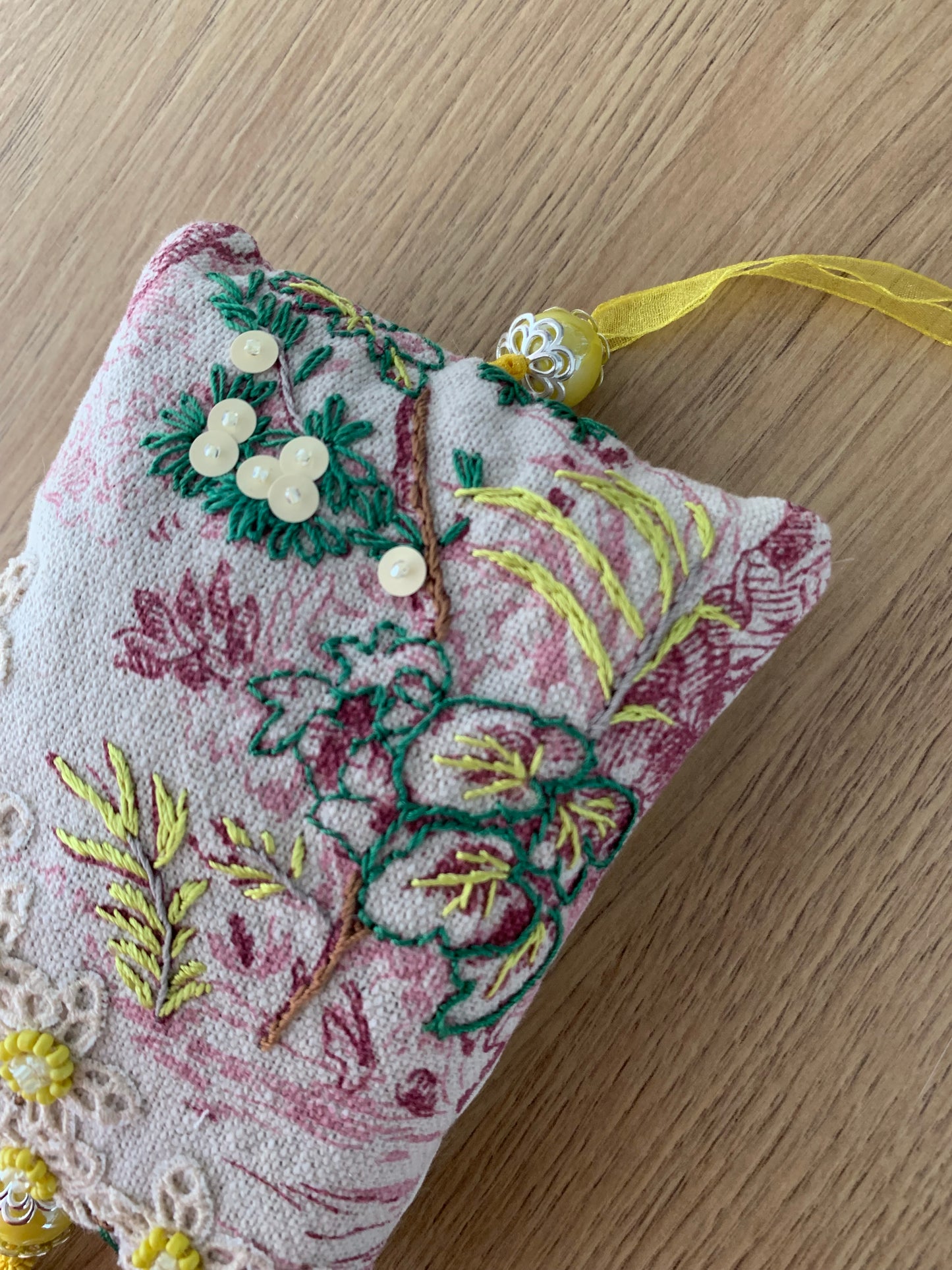 Pochon de lavande jaune fleurs dentelle