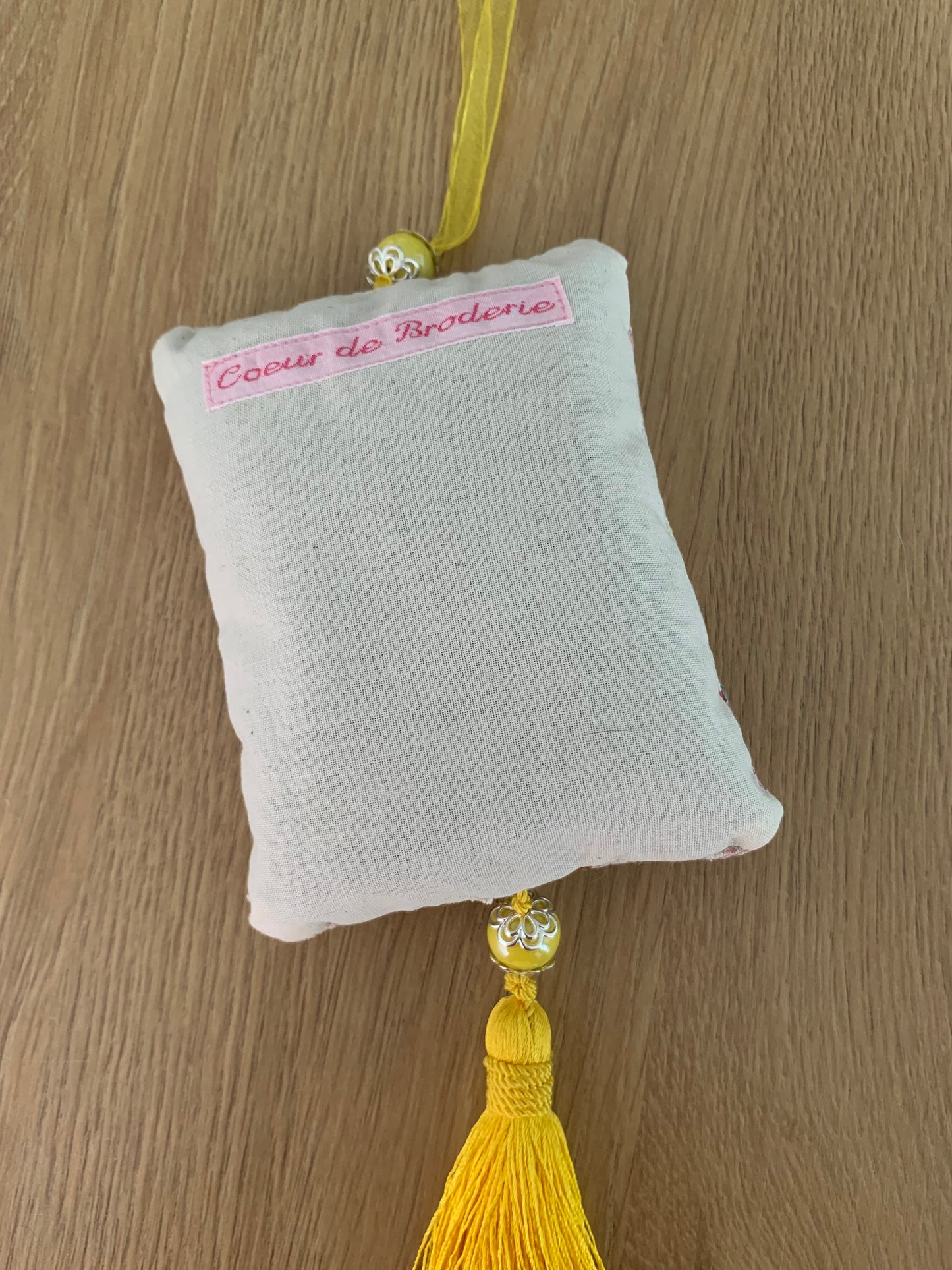 Pochon de lavande jaune fleurs dentelle