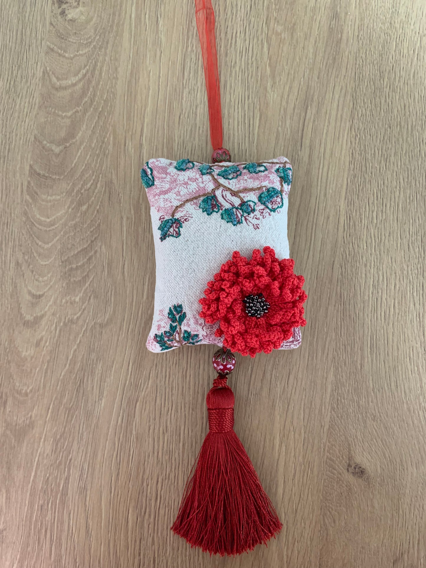 Pochon de lavande rouge une fleur rouge