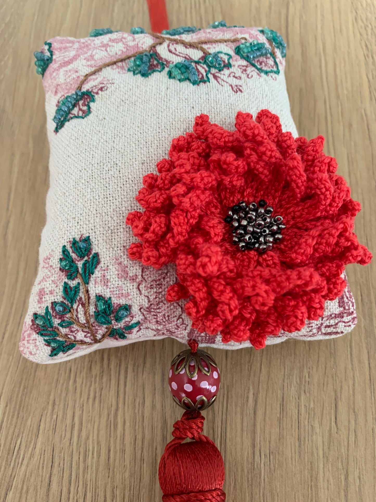 Pochon de lavande rouge une fleur rouge