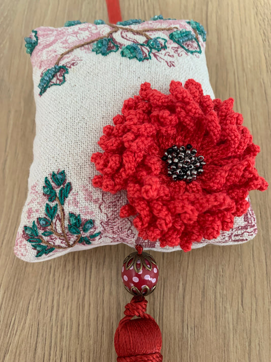 Pochon de lavande rouge une fleur rouge