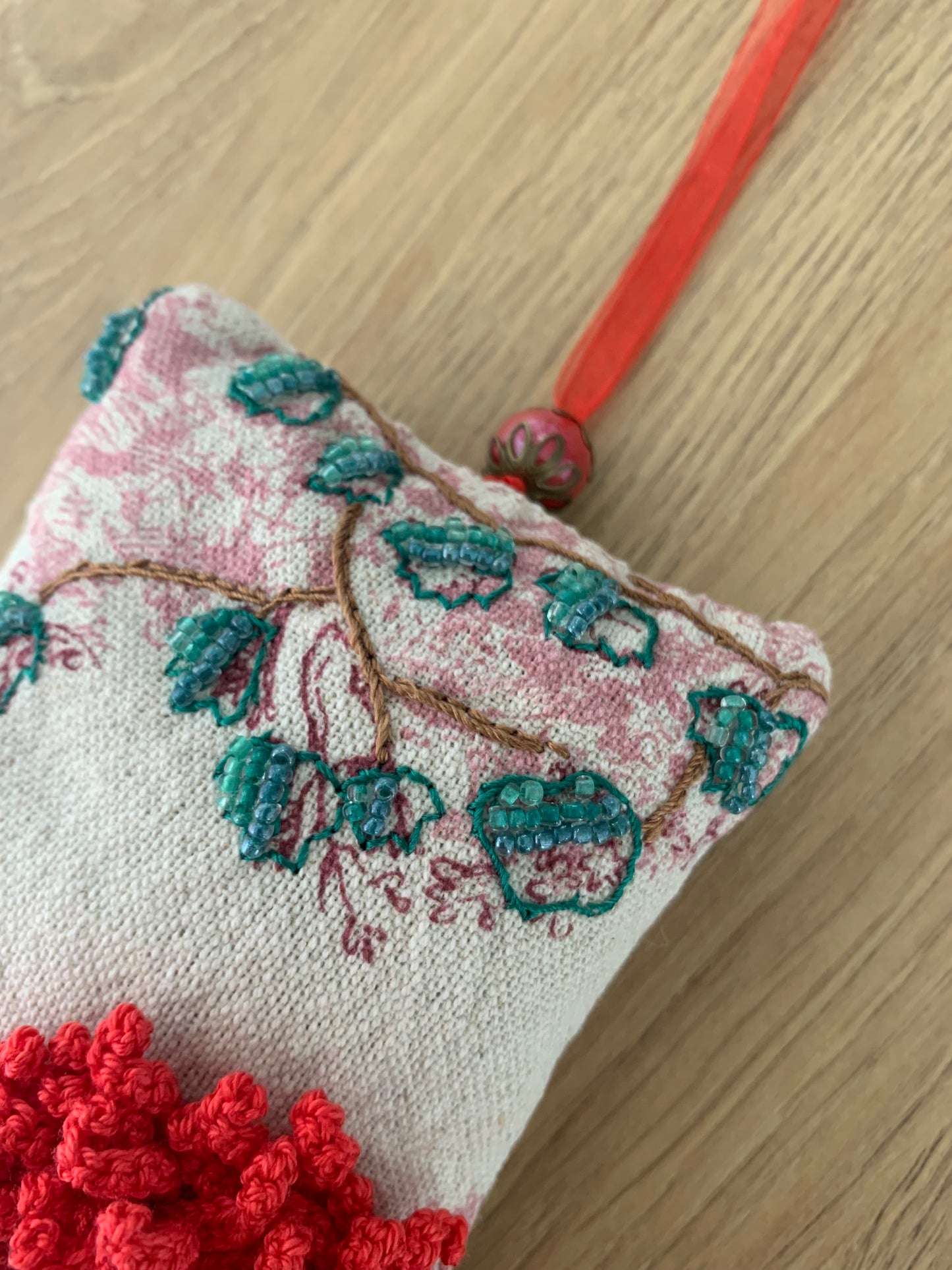 Pochon de lavande rouge une fleur rouge