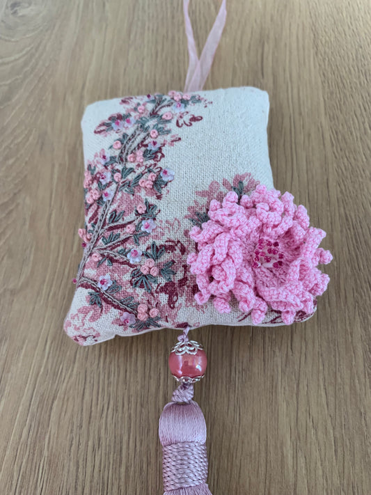 Pochon de lavande rose une fleur rose