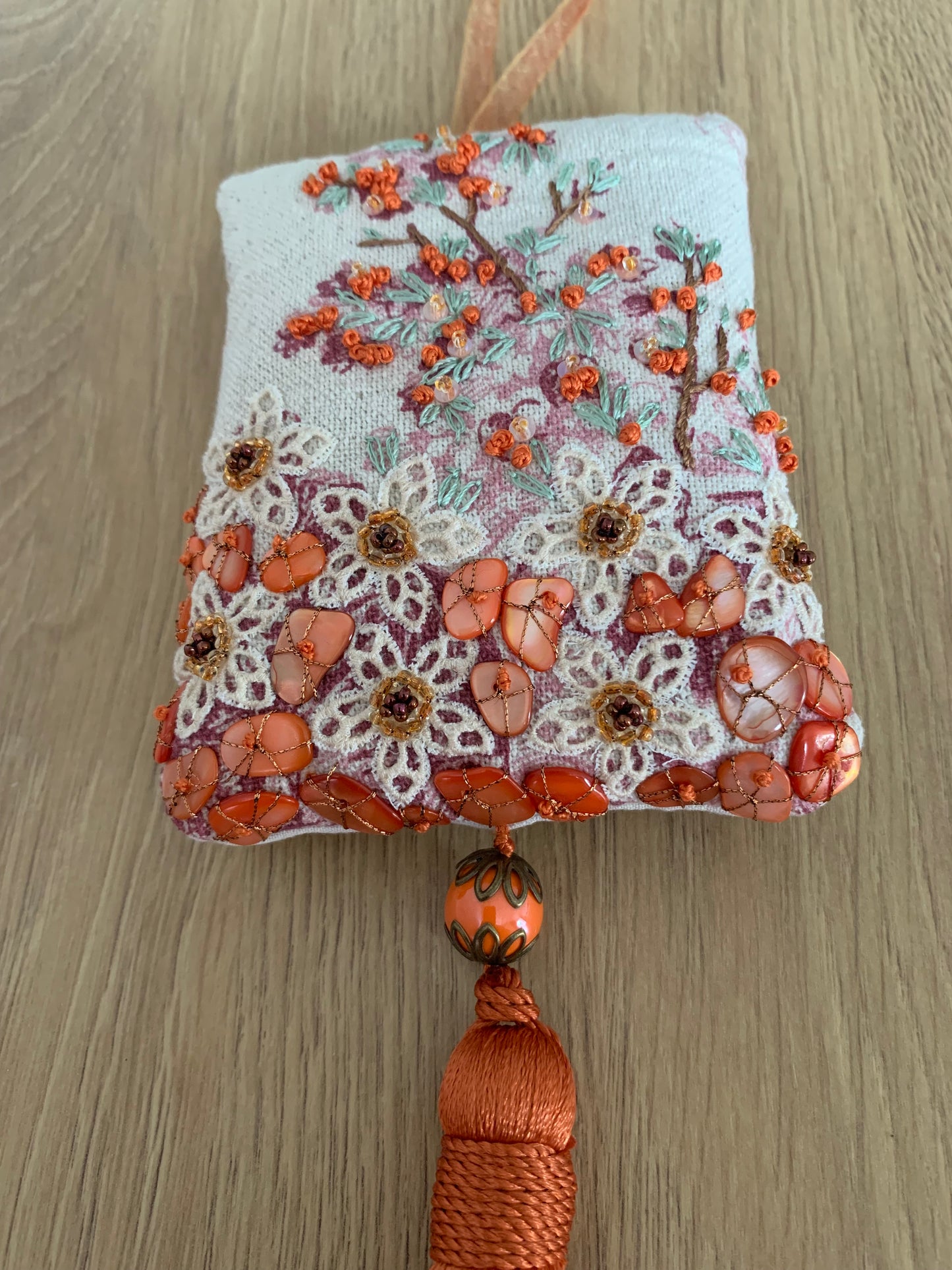 Pochon de lavande orange fleurs dentelle