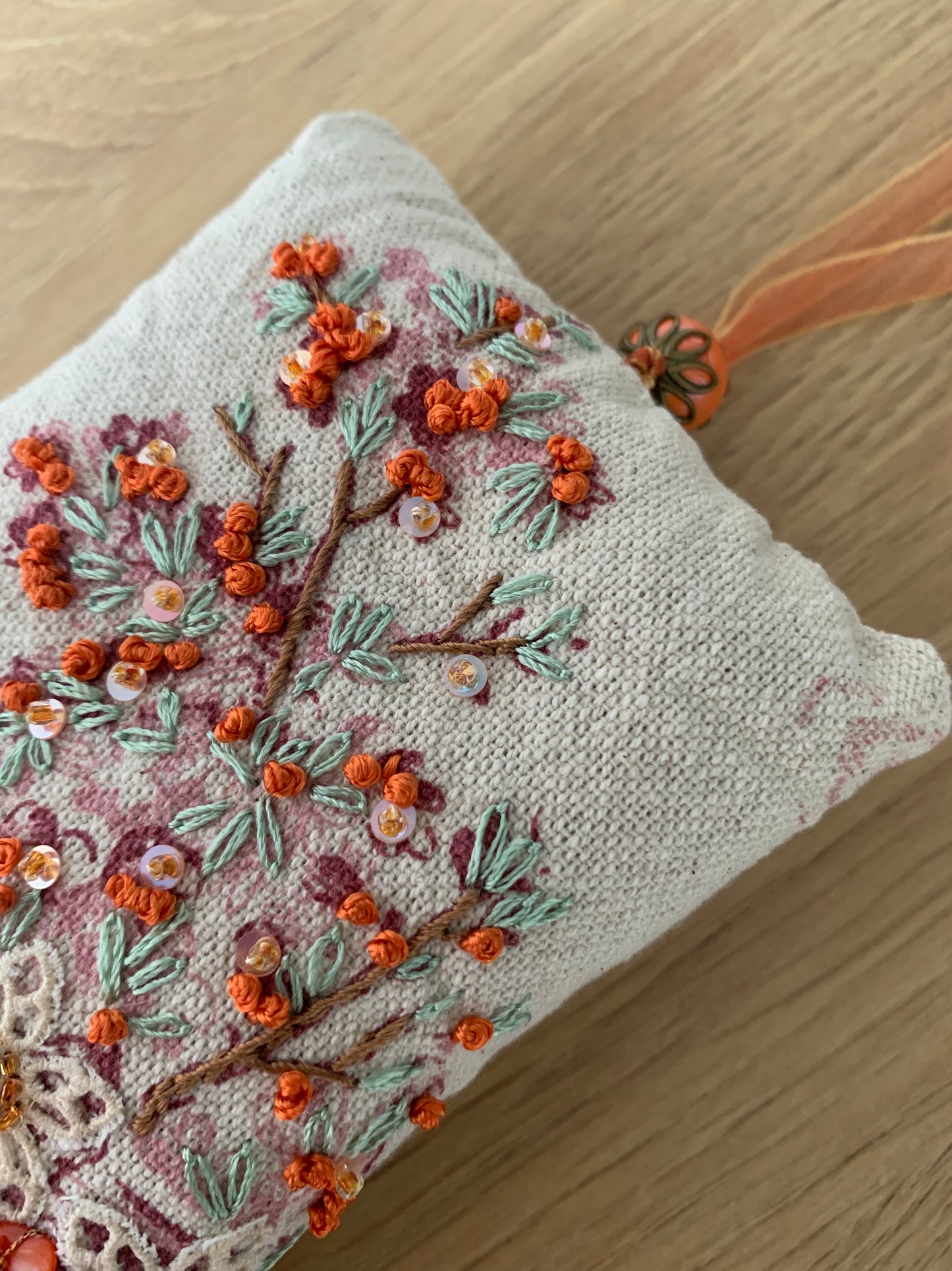 Pochon de lavande orange fleurs dentelle
